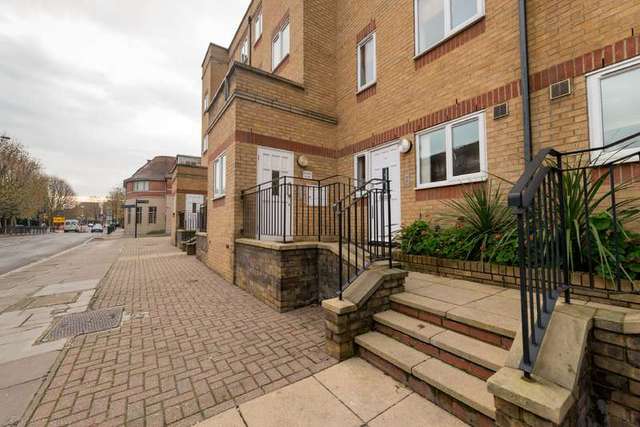  Image of 1 bedroom Flat to rent in Westferry Road London E14 at London  Docklands, E14 3RR