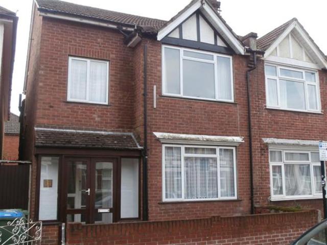  Image of 4 bedroom Semi-Detached house to rent in Wilton Avenue Shirley Southampton SO15 at Shirley, SO15 2HH