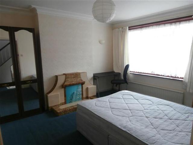  Image of 4 bedroom Semi-Detached house to rent in Wilton Avenue Shirley Southampton SO15 at Shirley, SO15 2HH