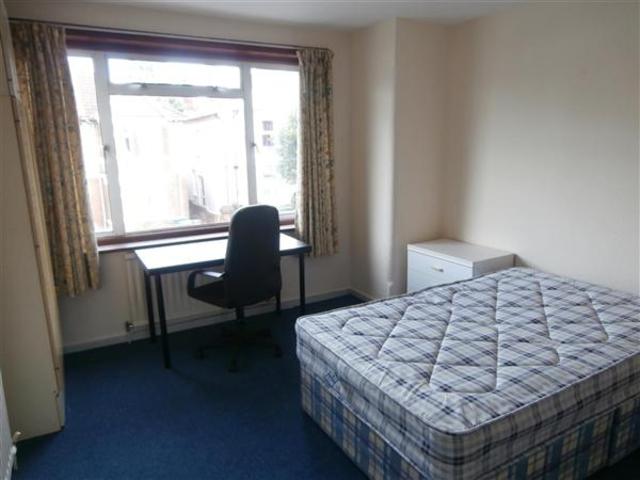  Image of 4 bedroom Semi-Detached house to rent in Wilton Avenue Shirley Southampton SO15 at Shirley, SO15 2HH