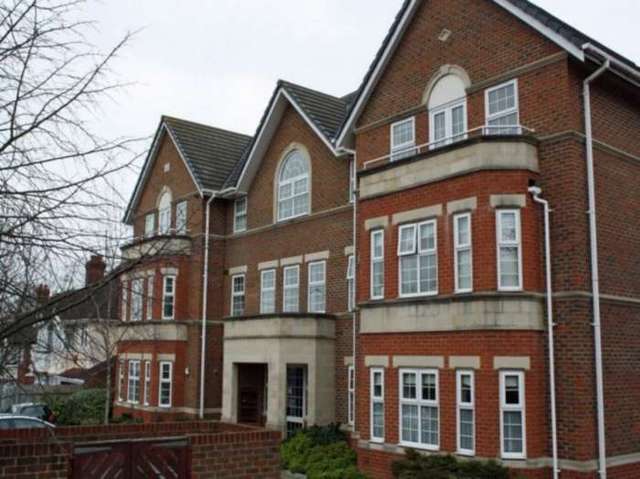  Image of 2 bedroom Flat to rent in Wokingham Road Earley Reading RG6 at Wokingham Road Earley Reading, RG6 1LW
