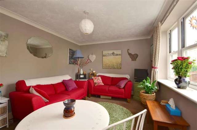  Image of 1 bedroom Flat for sale in Woodbury Park Road Tunbridge Wells TN4 at Tunbridge Wells Kent Tunbridge Wells, TN4 9NG