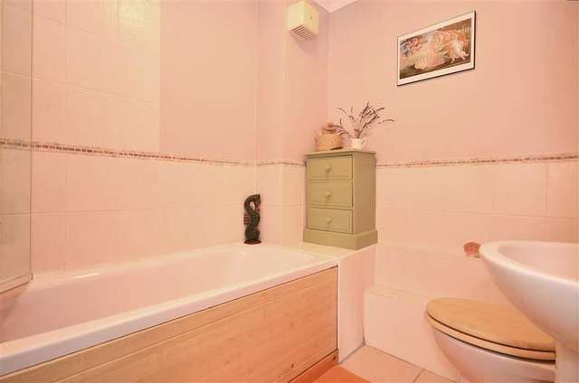  Image of 1 bedroom Flat for sale in Woodbury Park Road Tunbridge Wells TN4 at Tunbridge Wells Kent Tunbridge Wells, TN4 9NG