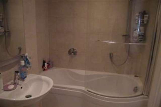  Image of 2 bedroom Flat to rent in Wray Park Road Reigate RH2 at Reigate, RH2 0DG