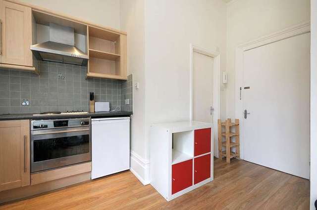  Image of Flat to rent in Buckland Crescent London NW3 at Swiss Cottage London Belsize Park, NW3 5DX