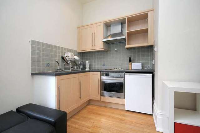  Image of Flat to rent in Buckland Crescent London NW3 at Swiss Cottage London Belsize Park, NW3 5DX