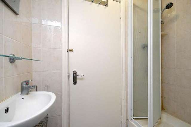  Image of Flat to rent in Buckland Crescent London NW3 at Swiss Cottage London Belsize Park, NW3 5DX