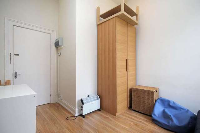  Image of Flat to rent in Buckland Crescent London NW3 at Swiss Cottage London Belsize Park, NW3 5DX