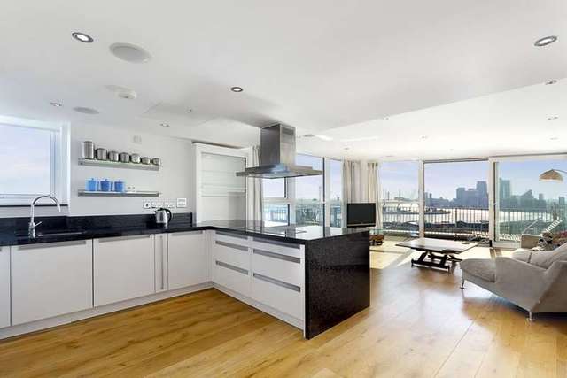  Image of 2 bedroom Apartment to rent in Western Gateway London E16 at Western Gateway  London, E16 1AQ