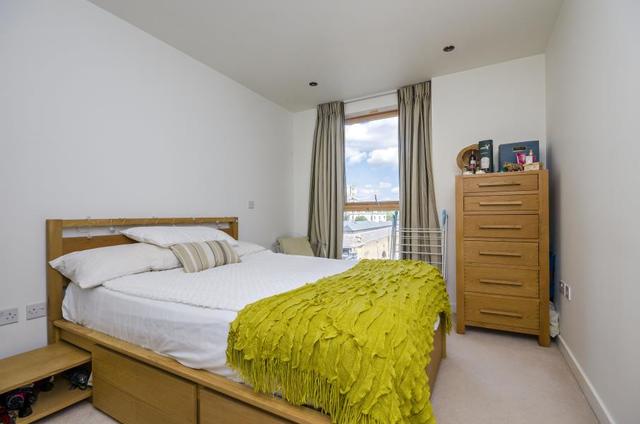 Image of 2 bedroom Apartment for sale in Cobblestone Square London E1W at London, E1W 3AS