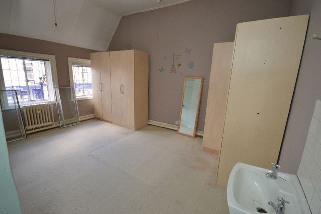  Image of 2 bedroom Flat to rent in Cornmarket Pontefract WF8 at Cornmarket  Pontefract, WF8 1AN