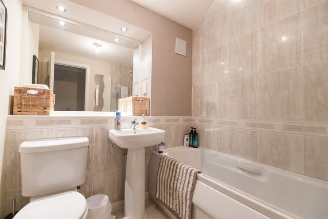 Image of 2 bedroom Flat to rent in Easter Dalry Road Edinburgh EH11 at Haymarket Edinburgh Edinburgh, EH11 2TR
