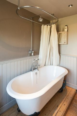  Image of 2 bedroom Terraced house for sale in Twickenham Road Hanworth Feltham TW13 at Twickenham Road Twickenham Borders!! Hanworth, TW13 6HG