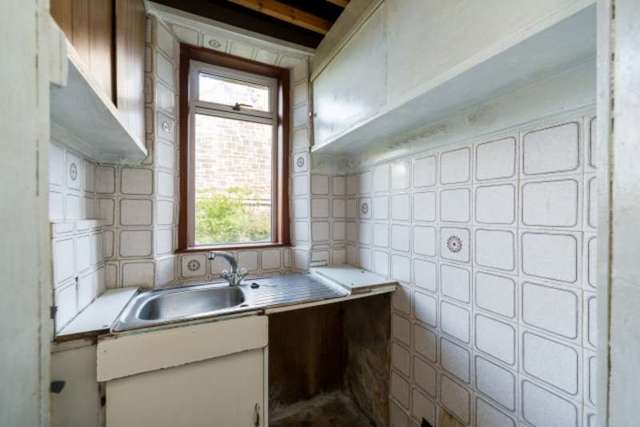  Image of 2 bedroom Flat for sale in Hermitage Park Edinburgh EH6 at Edinburgh, EH6 8HB
