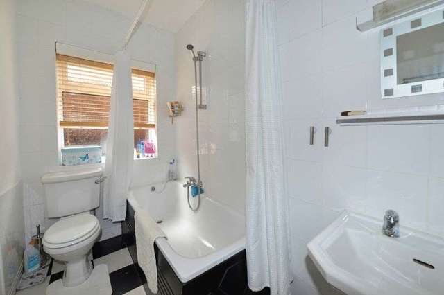  Image of 2 bedroom Flat for sale in Manor Avenue Scarborough YO12 at Manor Avenue  Scarborough, YO12 5JR