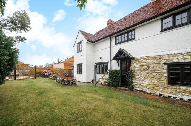  Image of 3 bedroom Detached house for sale in High Street Nash Milton Keynes MK17 at Milton Keynes MK17. A Stunning Three Bedroom Detached Cottage Buckingham, MK17 0EP