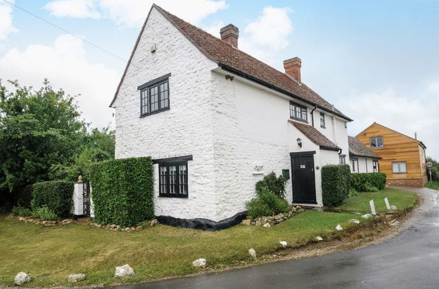  Image of 3 bedroom Detached house for sale in High Street Nash Milton Keynes MK17 at Milton Keynes MK17. A Stunning Three Bedroom Detached Cottage Buckingham, MK17 0EP