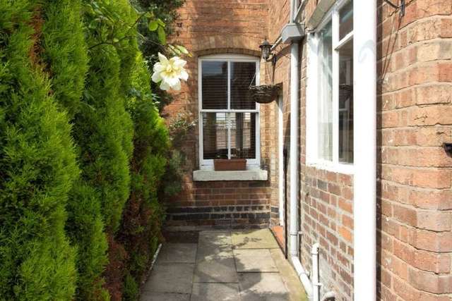  Image of 2 bedroom Terraced house to rent in Plymouth Place Leamington Spa CV31 at Leamington Spa, CV31 1HN