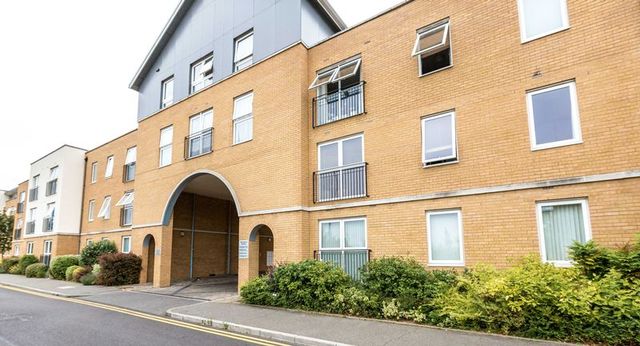  Image of 1 bedroom Flat for sale in Kenway Southend-on-Sea SS2 at Kenway  Southend-On-Sea, SS2 5DX