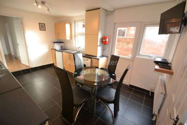  Image of 1 bedroom House Share to rent in Wantage Road Reading RG30 at Wantage Road  Reading, RG30 2SE