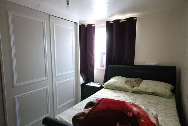 Image of 1 bedroom Flat to rent in Lilleshall Road Morden SM4 at Bishopsford Road  Morden, SM4 6DT