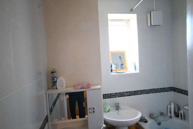  Image of 1 bedroom Flat to rent in Lilleshall Road Morden SM4 at Bishopsford Road  Morden, SM4 6DT