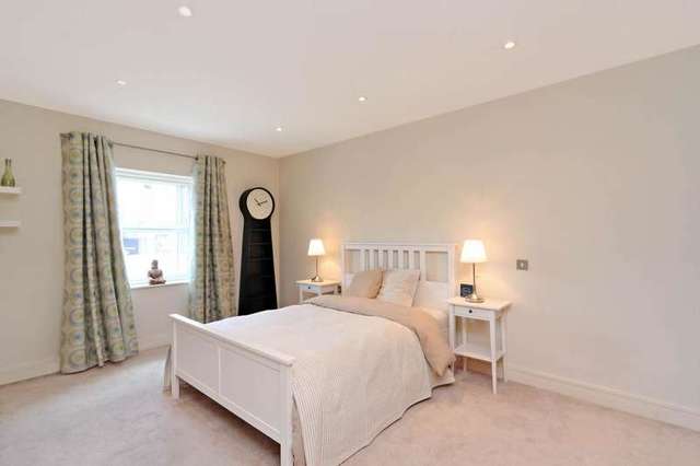  Image of 2 bedroom Flat to rent in Battersea Bridge Road London SW11 at Bridge Theatre Apartments  214 Battersea Bridge Road, SW11 3AB
