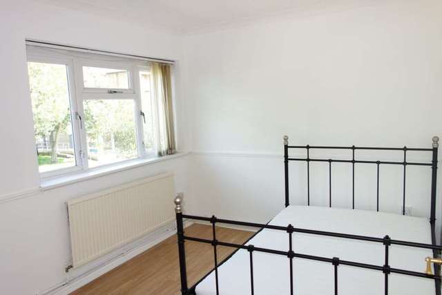  Image of 3 bedroom Flat to rent in Bromley Road London SE6 at Bromley Road  London, SE6 2TG