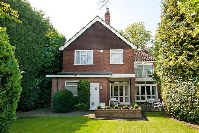  Image of 5 bedroom Detached house for sale in Canons Drive Canons Park Edgware HA8 at Canons Drive  Edgware, HA8 7QS
