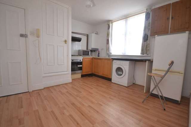  Image of 1 bedroom Flat to rent in Carnarvon Road Reading RG1 at Carnavon Road  Reading, RG1 5SB