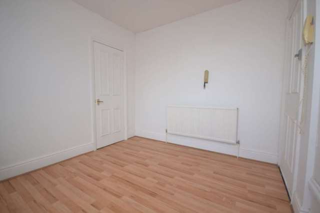  Image of 1 bedroom Flat to rent in Carnarvon Road Reading RG1 at Carnavon Road  Reading, RG1 5SB