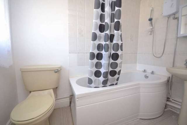  Image of 1 bedroom Flat to rent in Carnarvon Road Reading RG1 at Carnavon Road  Reading, RG1 5SB