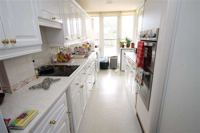  Image of 3 bedroom Flat to rent in The Avenue Sneyd Park Bristol BS9 at Chartley 22 The Avenue Bristol, BS9 1PE