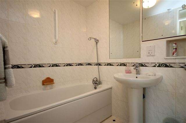  Image of 3 bedroom Flat to rent in The Avenue Sneyd Park Bristol BS9 at Chartley 22 The Avenue Bristol, BS9 1PE