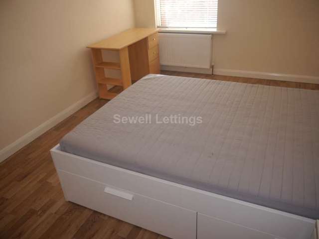  Image of 1 bedroom House Share to rent in College Road Earley Reading RG6 at College Road  Reading, RG6 1QB