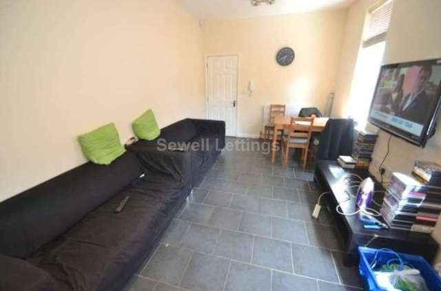  Image of 1 bedroom House Share to rent in College Road Earley Reading RG6 at College Road  Reading, RG6 1QB