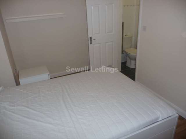  Image of 1 bedroom House Share to rent in College Road Earley Reading RG6 at College Road  Reading, RG6 1QB