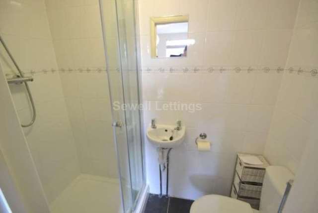  Image of 1 bedroom House Share to rent in College Road Earley Reading RG6 at College Road  Reading, RG6 1QB