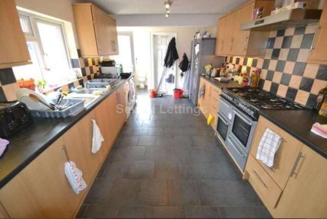  Image of 1 bedroom House Share to rent in College Road Earley Reading RG6 at College Road  Reading, RG6 1QB