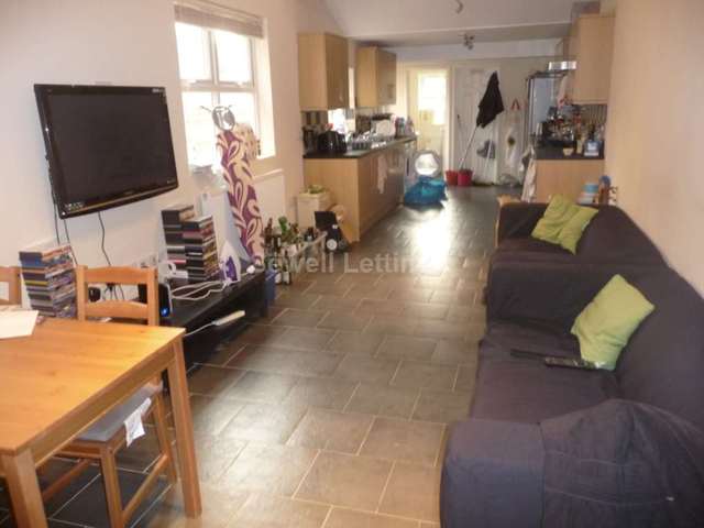  Image of 1 bedroom House Share to rent in College Road Earley Reading RG6 at College Road  Reading, RG6 1QB