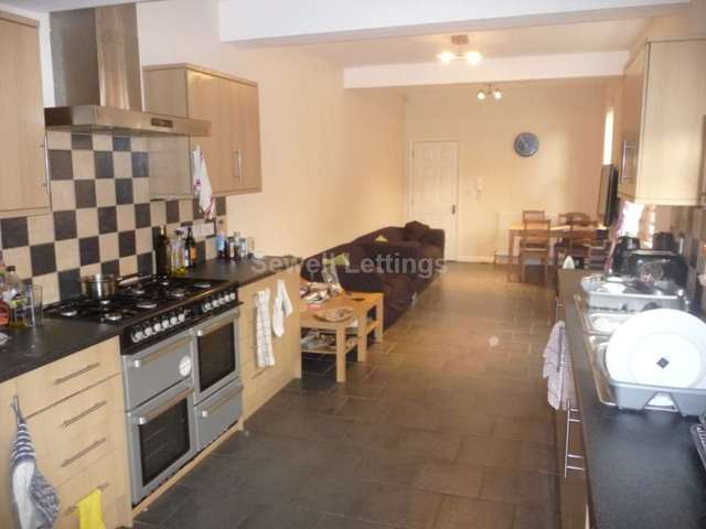  Image of 1 bedroom House Share to rent in College Road Earley Reading RG6 at College Road  Reading, RG6 1QB