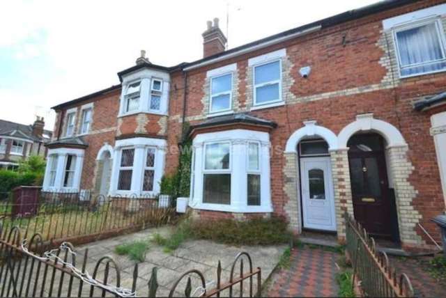  Image of 1 bedroom House Share to rent in College Road Earley Reading RG6 at College Road  Reading, RG6 1QB