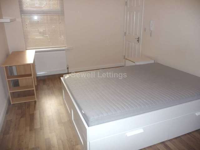  Image of 1 bedroom House Share to rent in College Road Earley Reading RG6 at College Road First Floor Middle Reading, RG6 1QB