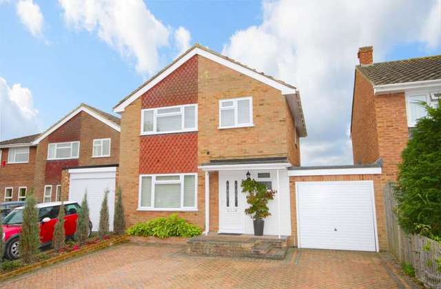  Image of 3 bedroom Detached house for sale in Elizabeth Close Henley-on-Thames RG9 at Henley-On-Thames, RG9 1RE