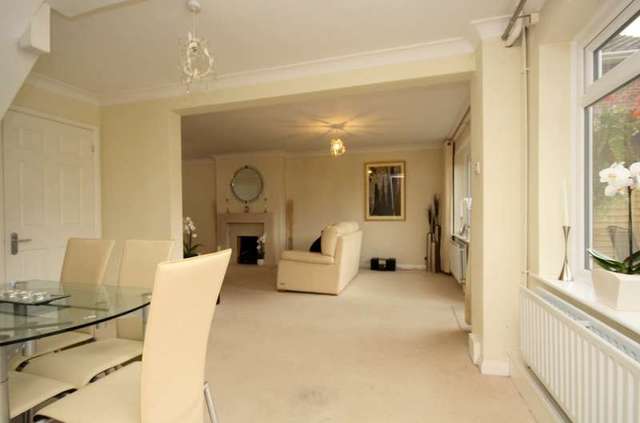  Image of 3 bedroom Detached house for sale in Elizabeth Close Henley-on-Thames RG9 at Henley-On-Thames, RG9 1RE
