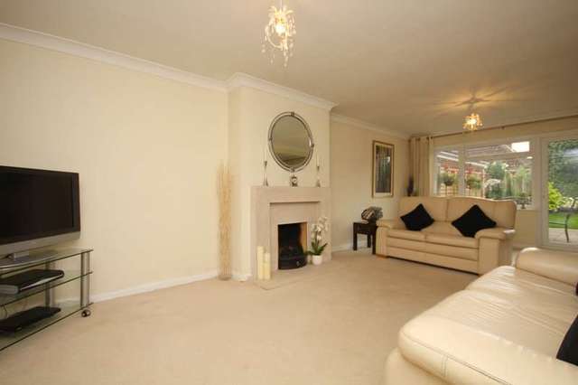 Image of 3 bedroom Detached house for sale in Elizabeth Close Henley-on-Thames RG9 at Henley-On-Thames, RG9 1RE