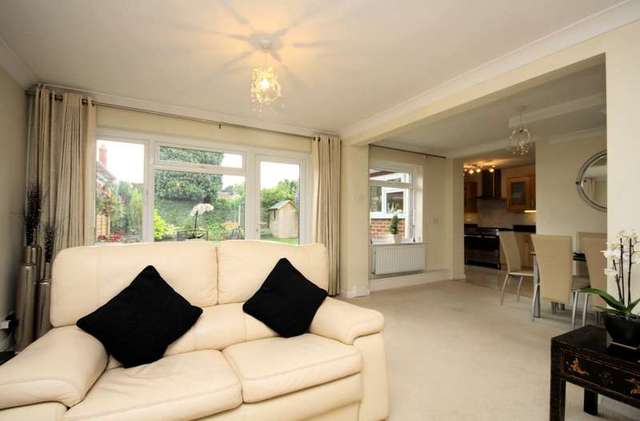 Image of 3 bedroom Detached house for sale in Elizabeth Close Henley-on-Thames RG9 at Henley-On-Thames, RG9 1RE