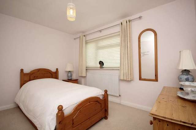  Image of 3 bedroom Detached house for sale in Elizabeth Close Henley-on-Thames RG9 at Henley-On-Thames, RG9 1RE