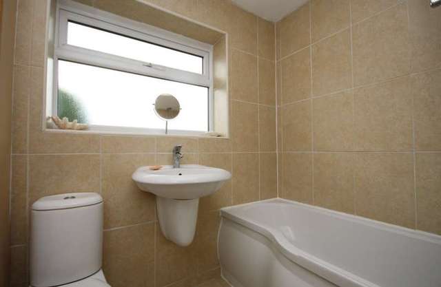  Image of 3 bedroom Detached house for sale in Elizabeth Close Henley-on-Thames RG9 at Henley-On-Thames, RG9 1RE
