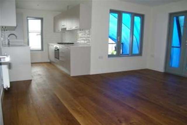  Image of 2 bedroom Flat to rent in High Street London N14 at London, N14 6LB